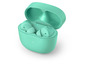 Mintgrüne kabellose Kopfhörer in der Ladeschale.