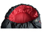 Ein schwarzer Schlafsack von High Peak mit rotem Futter.
