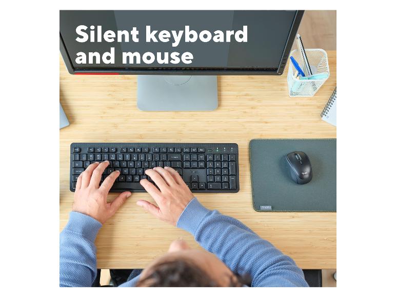 Draufsicht auf eine Person, die auf einer leisen Tastatur neben einer leisen Maus tippt, mit dem Text „Leise Tastatur und Maus“ auf dem Monitor.