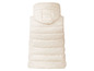 Eine weiße Steppweste mit Kapuze.