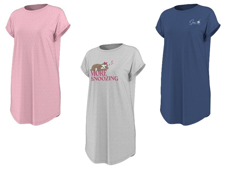 Drei Damen-Nachthemden: rosa mit weißen Punkten, grau mit einem schlafenden Faultier und dem Text „MORE SNOOZING“ sowie blau mit dem Text „Smile“.