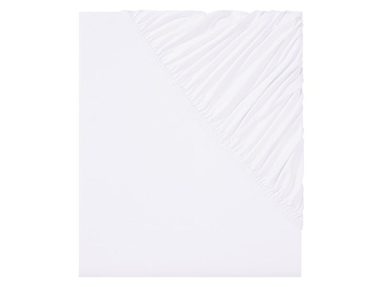 Ein weißes, einfarbiges Spannbettlaken.