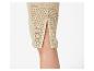 Beige Häkelkleid mit durchbrochenen Mustern und Schlitz.