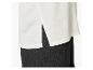Cremefarbene Bluse mit Seitenschlitzen und schwarzer Hose