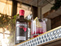 Brockmans Gin-Flasche und ein Cocktail mit Zitrone und Beeren.