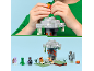 Kind spielt mit einem Baustein-Set mit Baum, Figuren und Zubehör.