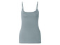 Ein enges, graues Tanktop.