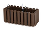 Ein brauner Blumentopf mit Zaun-Design