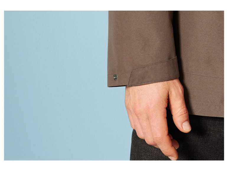 Nahaufnahme des Ärmels einer braunen Jacke.