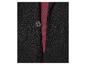 Detail einer schwarzen Strickjacke mit Knopf und einem bordeauxroten Shirt.
