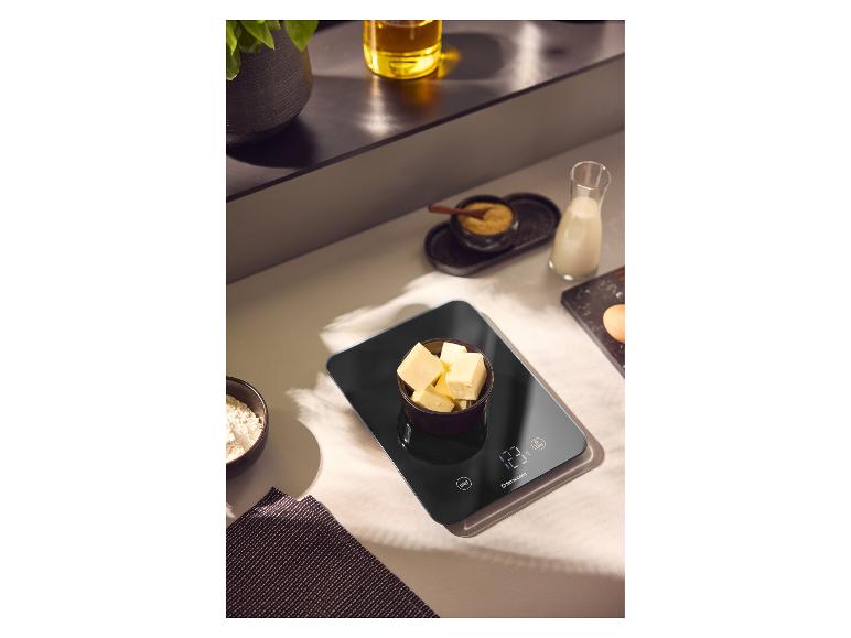 SILVERCREST® digitale Küchenwaage mit einer Schale Butter auf der Arbeitsplatte.