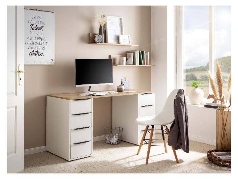 Helles Home-Office mit weißem Schreibtisch, Lenovo-Monitor und einem Kalender mit der Aufschrift „Jeder hat ja ein Talent“.