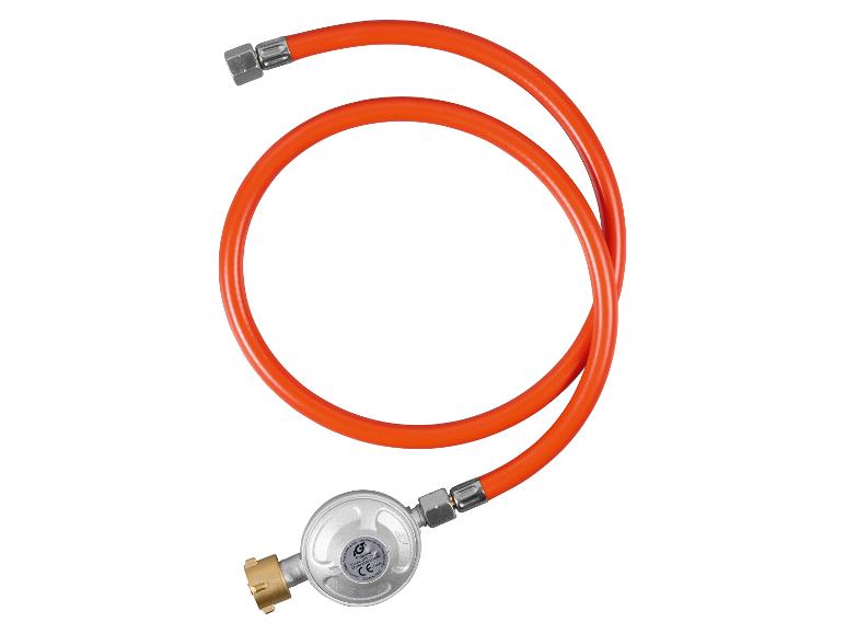 Oranger Gasschlauch mit Regler, für Propan 50 mbar gekennzeichnet.