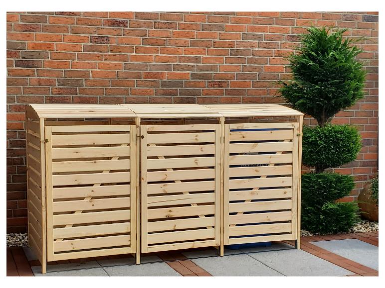 Ein Holz-Abfallbehälter mit drei Fächern für die Mülltrennung im Garten.