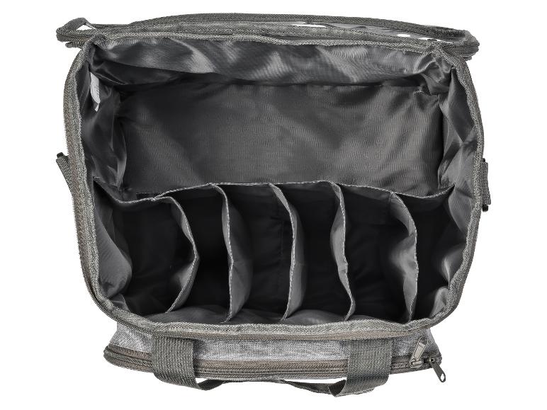Graue Stoff-Organizer-Tasche mit mehreren offenen Fächern.
