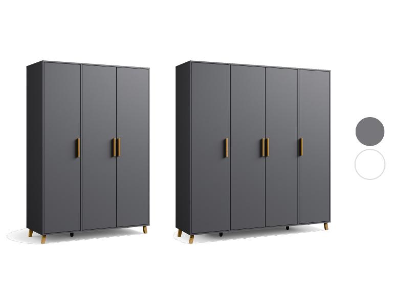 Zwei graue Kleiderschränke mit goldenen Griffen, einer mit drei und einer mit vier Türen.