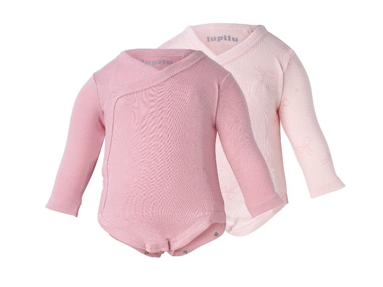 Zwei rosa langärmelige Baby-Bodys, einer unifarben und einer mit Schleifenmuster.