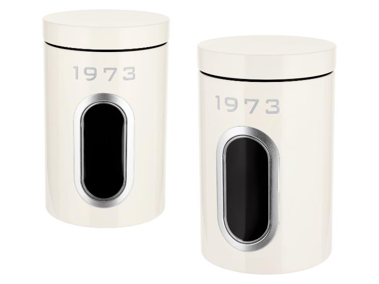 Zwei cremefarbene Vorratsdosen mit der Aufschrift „1973“ und Sichtfenster.