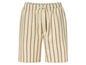Beige Shorts mit vertikalen braunen Streifen.