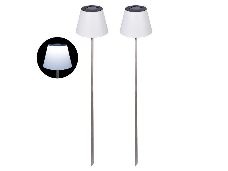Zwei konische Solar-Gartenlampen, eine davon leuchtet.