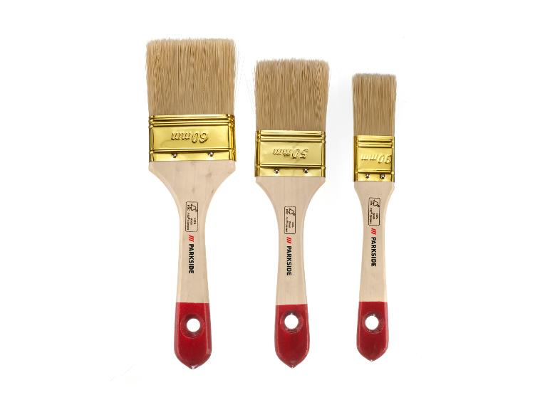 Drei Pinsel in verschiedenen Größen mit Holzgriffen und goldenen Metallzwingen, Größen 60 mm, 50 mm und 30 mm.