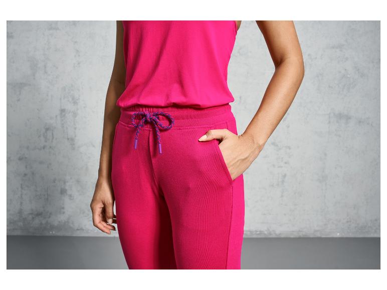 Ein rosa Jumpsuit mit Kordelzug