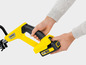 Eine Hand setzt einen Akku in einen gelben Karcher Akku-Kultivator ein.
