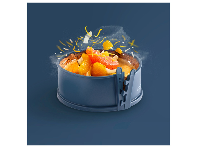 Eine blaue Springform mit einem Orangenkuchen.