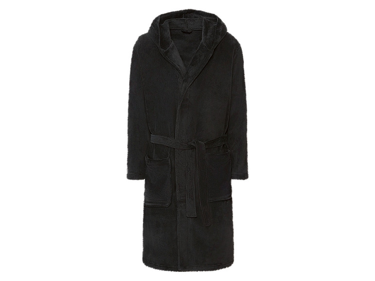 Schwarzer Bademantel mit Kapuze.