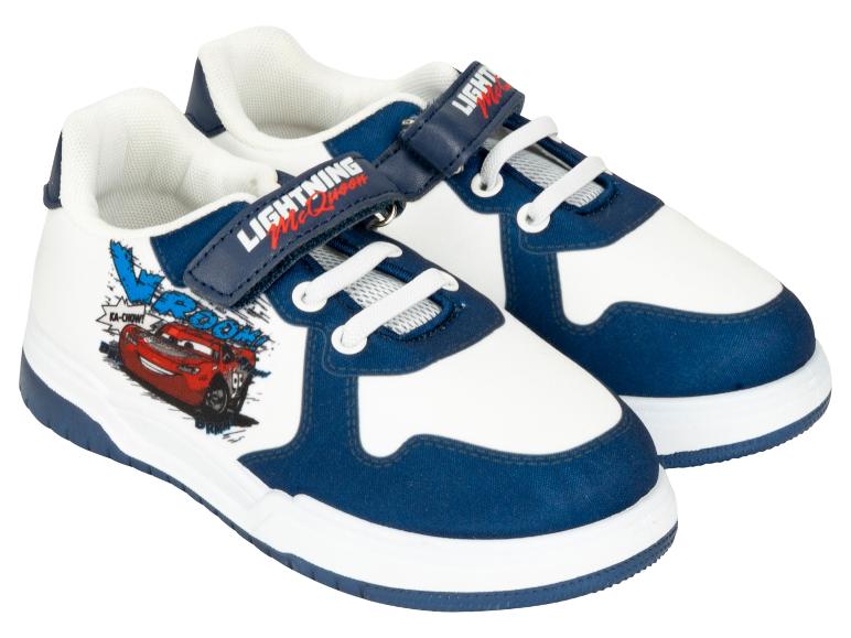 Ein Paar weiß-blaue Kindersneaker mit Cartoon-Auto-Grafik und dem Text „Lightning McQueen“.