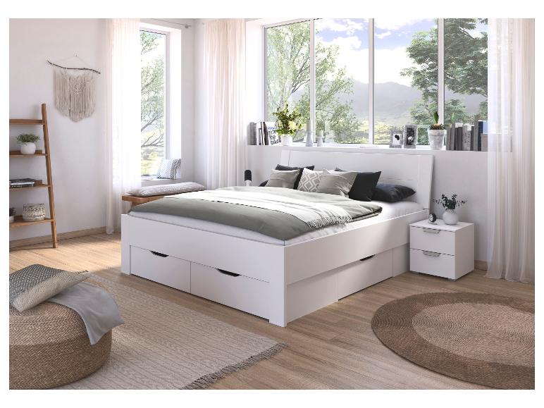 Helles Schlafzimmer mit weißem Bett mit Schubladen, Nachttisch, Regal und Makramee-Wanddeko.