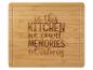 Ein Bambus-Schneidebrett mit dem Spruch 'In dieser Küche zählen wir Erinnerungen, keine Kalorien'.