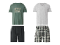 Zwei Herren-Pyjama-Sets: ein grünes mit „SUN DAY MOOD“ und schwarzen Shorts, ein graues mit karierten Shorts.