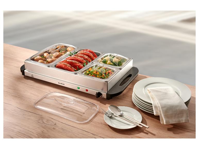 Edelstahl-Speisenwärmer mit Fleisch, Kartoffeln und Gemüse auf einem Holztisch.