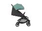 Kinderwagen mit grünem Verdeck und schwarzem Sitz, Seitenansicht.