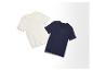 Zwei kurzärmelige T-Shirts, eines cremefarben und eines dunkelblau, liegen auf weißem Hintergrund.