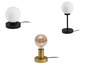 Drei Tischlampen mit runden Lampenschirmen, eine mit goldener Basis und zwei mit schwarzer Basis.