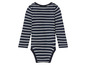 Ein gestreiftes Langarmbody für Babys.