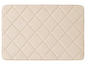 Eine beige Badezimmermatte mit gestepptem Rautenmuster.