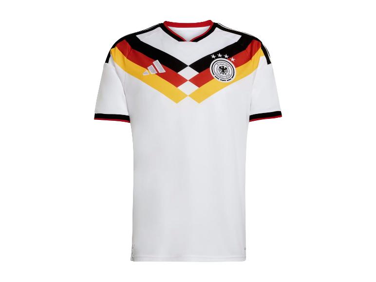 Weißes Fußballtrikot mit deutscher Flagge auf der Brust und kurzen Ärmeln.