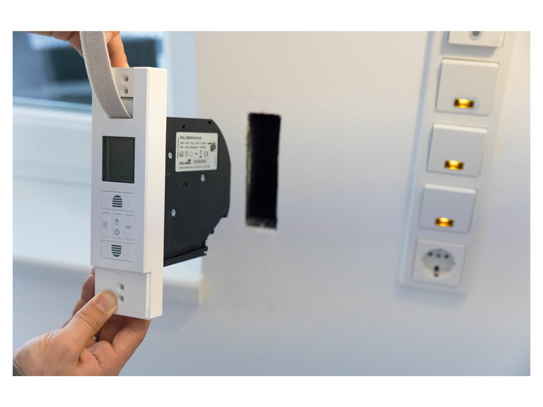 Ein weißer Rollladenmotor mit Bedienfeld und Kabel.