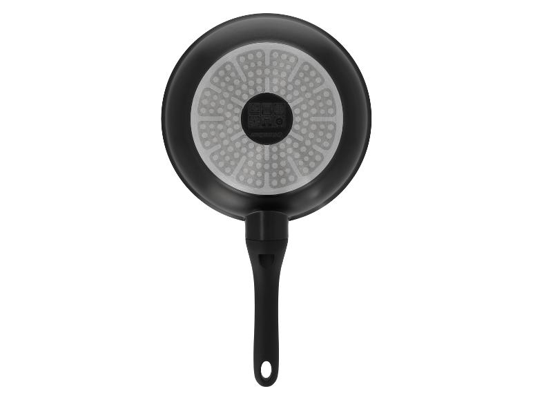 SILVERCREST Pfanne mit schwarzem Griff und grauem Boden, von unten gesehen