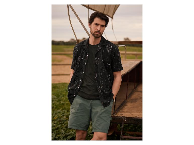 Kurzärmliges Hemd mit Muster und Shorts: lässiger Herrenlook.