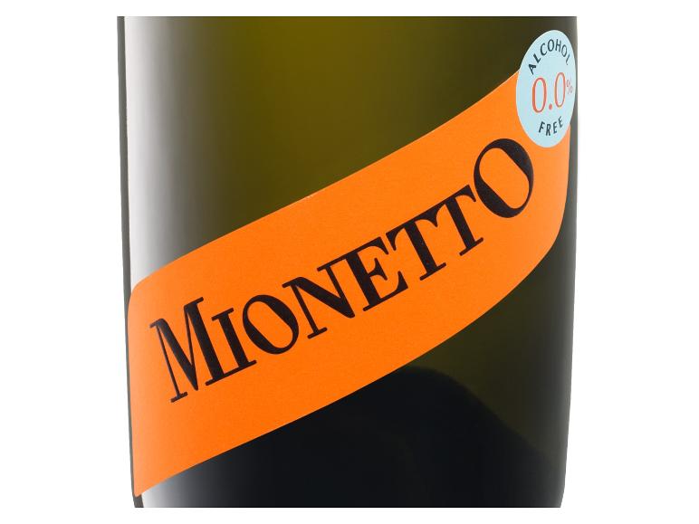 Nahaufnahme des Flaschenetiketts von alkoholfreiem Mionetto 0,0 % Schaumwein