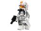 Eine Lego Star Wars AT-AT Driver Minifigur mit einem schwarzen Blaster.