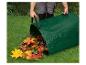 Ein grüner Laub-Sack mit Herbstlaub.