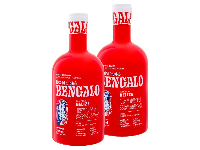 Zwei rote Rumflaschen aus Belize mit weißen und blauen Etiketten.