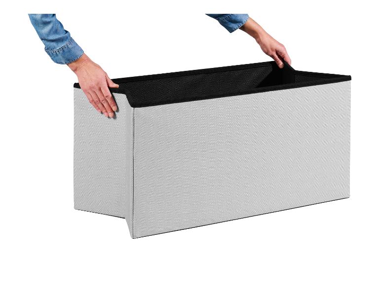 Person, die eine graue faltbare Aufbewahrungsbox mit schwarzem Innenraum zusammenbaut.