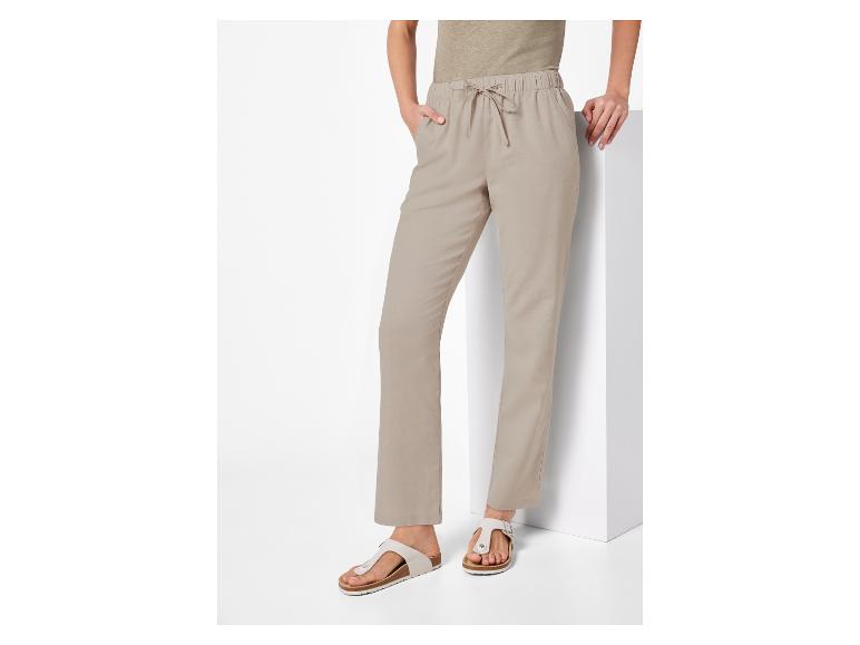 Beige Hose und Birkenstock Sandalen: legere Kleidung und Schuhe.