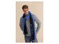 Mann in grauem Pullover und blau-schwarzem Strenesse Blue Schal
